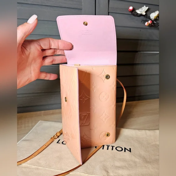 Authentic LOUIS VUITTON Vernis Walker Pink Tri-Fold Crossbody Wallet - Picture 6 of 14